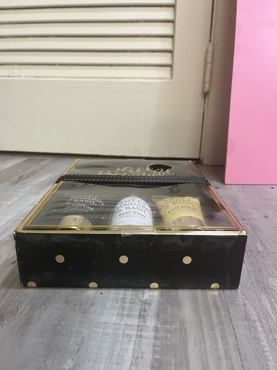 Hello Beautiful Sweet Mandarin & Basil Bath Set - Picture 2 of 3